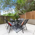 Maida Vale, Central Modern Apt, Sleeps 4, London.