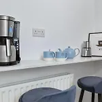 Maida Vale, Central Modern Apt, Sleeps 4, London.