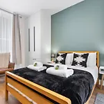 Maida Vale, Central Modern Apt, Sleeps 4, London.