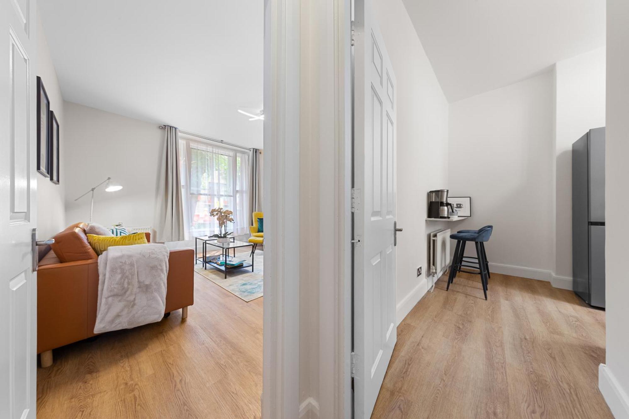 Maida Vale, Modern Apt, Sleeps 4, London. *