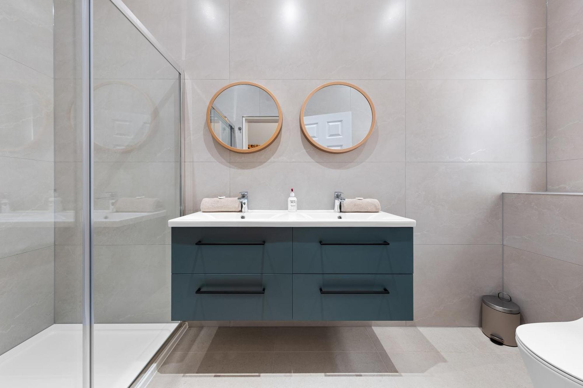 Maida Vale, Modern Apt, Sleeps 4, London. *