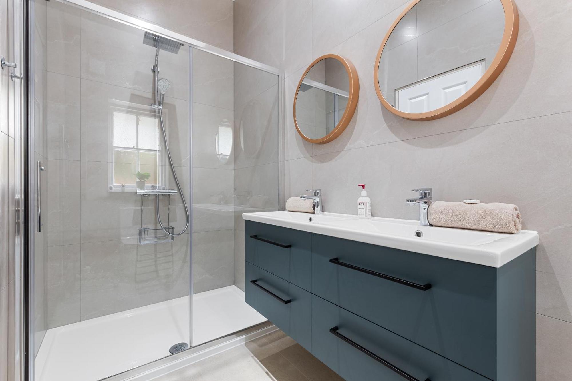 Maida Vale, Modern Apt, Sleeps 4, London.